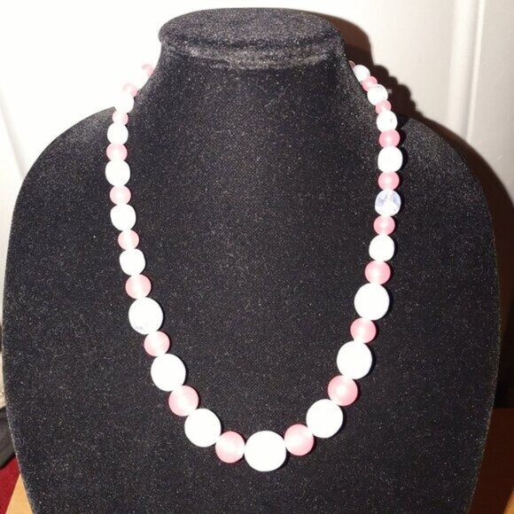 Vintage Pink & White Beaded Necklace With Round Beads & Spring Ring Clasp - Picture 2 of 4